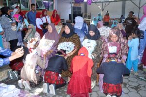 Acara Sungkeman anak-anak kelas 6 ke orang tua